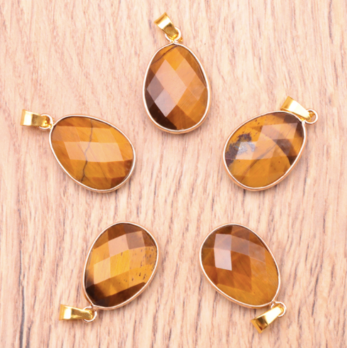 Pendentif serti ovale oeil de tigre