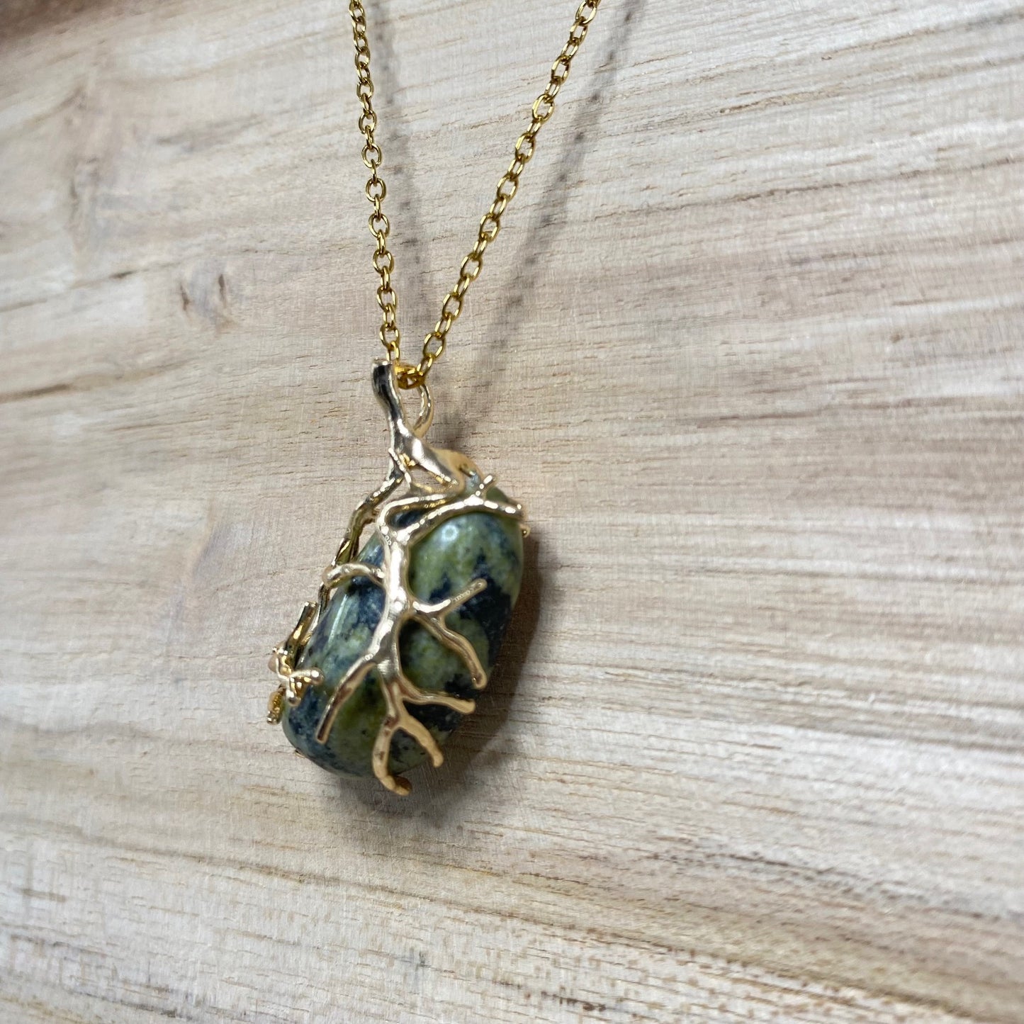 Pendentif Serpentine en Cage Racine Dorée • Énergie de la Terre & Élégance Dorée