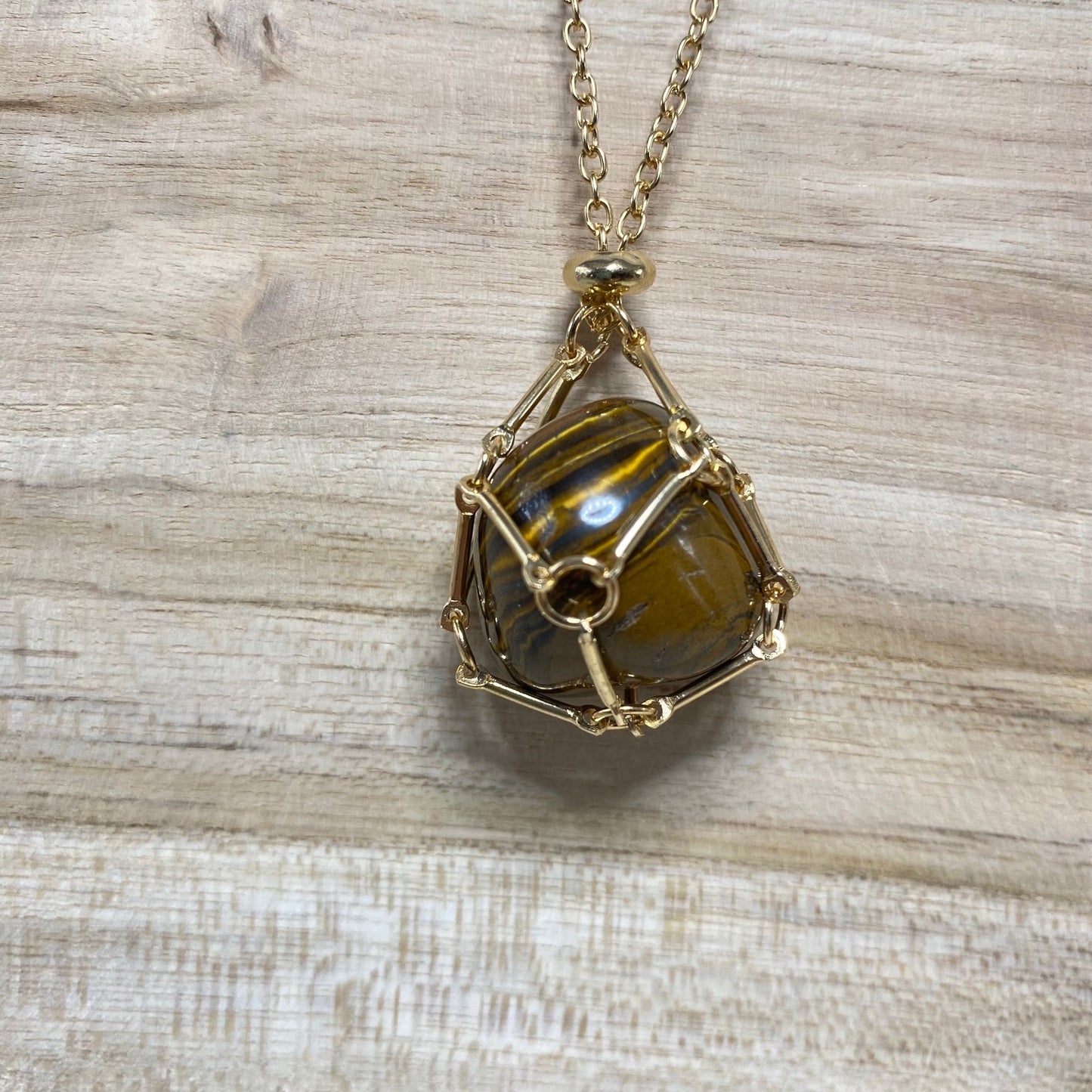 Pendentif Œil de Tigre en Cage Dorée • Force Intérieure & Protection