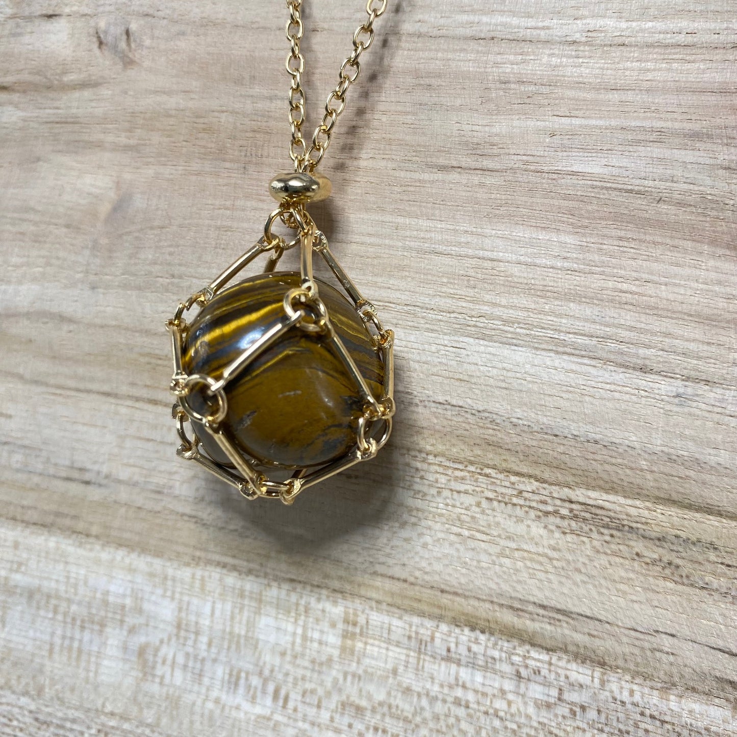 Pendentif Œil de Tigre en Cage Dorée • Force Intérieure & Protection