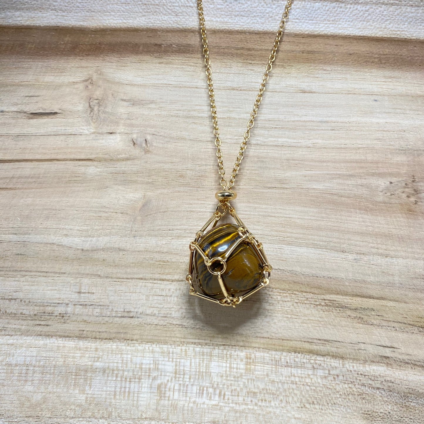 Pendentif Œil de Tigre en Cage Dorée • Force Intérieure & Protection
