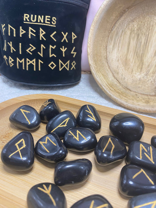 Runes en Onyx - gravures dorées