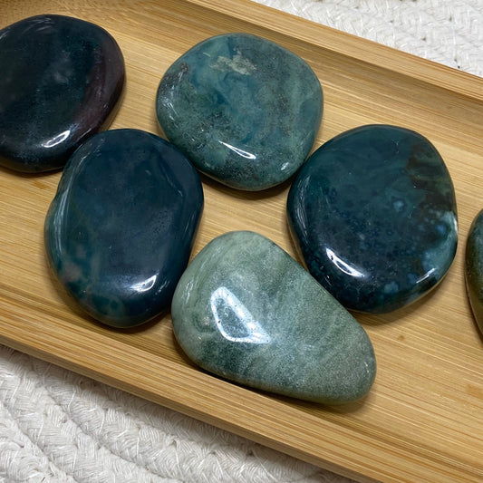 PIERRE PLATE JASPE VERT MADAGASCAR A 30 À 50MM