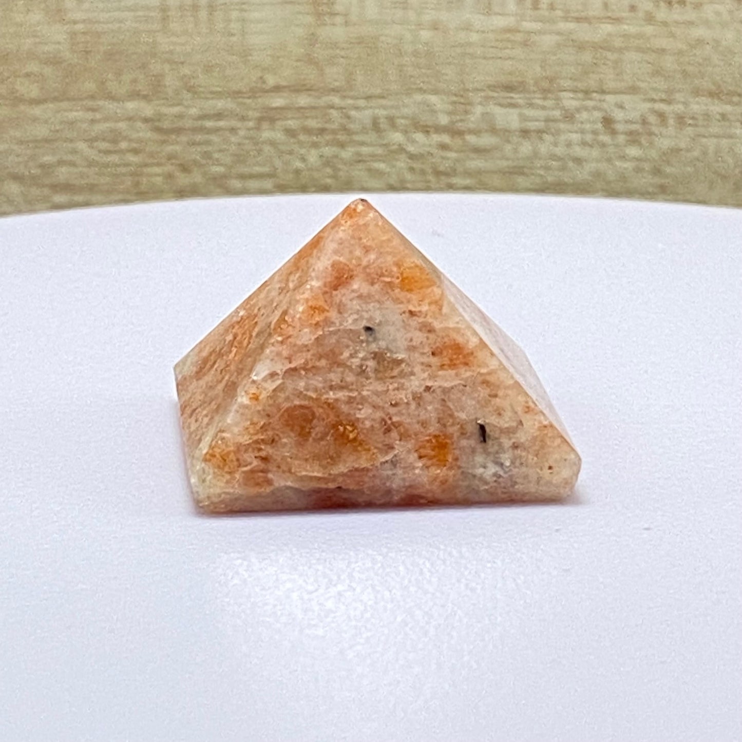 Pyramide en Pierre de Soleil – Énergie, Joie et Confiance