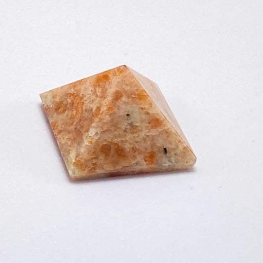 Pyramide en Pierre de Soleil – Énergie, Joie et Confiance