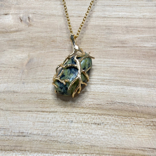 Pendentif Serpentine en Cage Racine Dorée • Énergie de la Terre & Élégance Dorée