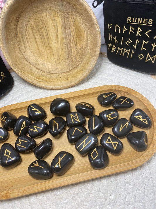 Runes en Onyx - gravures dorées