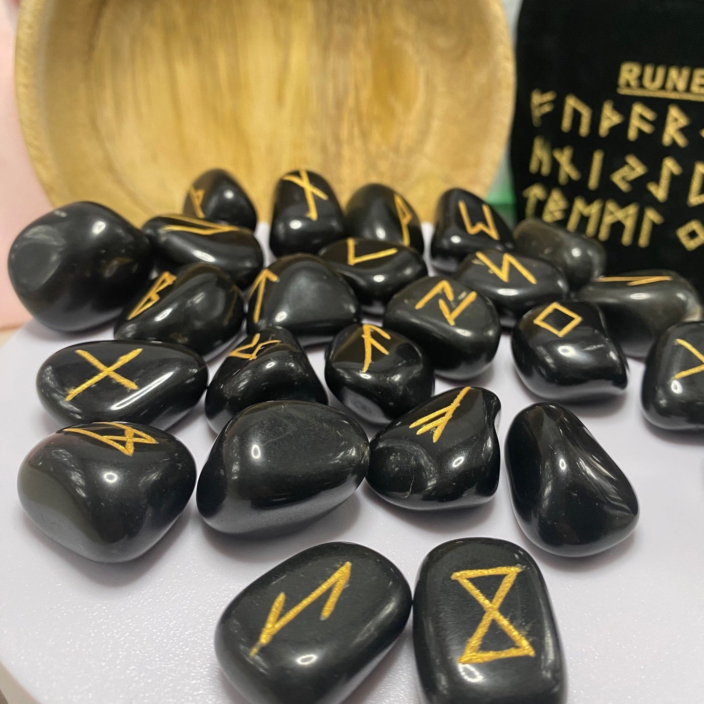 Runes en Onyx - gravures dorées